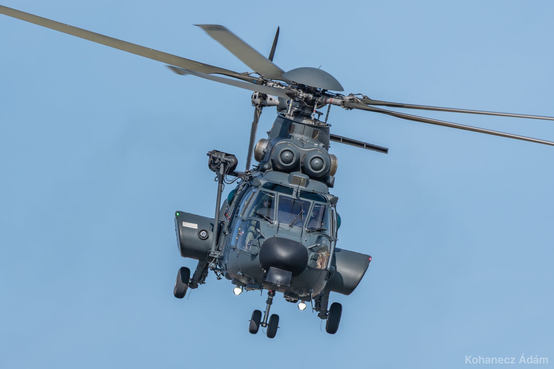 Airbus H225M szemből