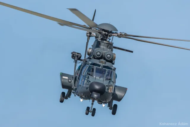 Airbus H225M szemből